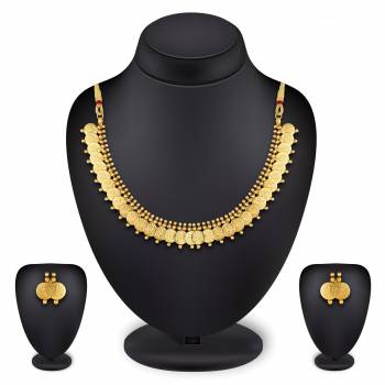 Give An Elegant Look To Your Neckline With This Elegant Necklace Set In Golden Coloe Which Can Be Paired With Any colored Attire. 