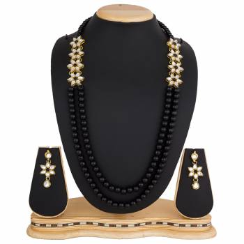 Grab This Very Pretty Pearl Necklace Set In Black Color Beautified?With Stone Work. You Can Pair This Up With Same Or Any Contrasting Colored Traditional Attire. Buy Now