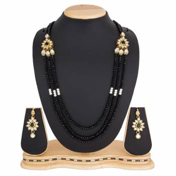 Grab This Very Pretty Pearl Necklace Set In Black Color Beautified?With Stone Work. You Can Pair This Up With Same Or Any Contrasting Colored Traditional Attire. Buy Now