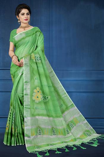 Grab This Pretty Printed Saree For Your Semi-Casuals. This Saree And Blouse Are Fabricated On Linen Beautified With Flaoral Prints All Over It, This Saree Is Light In Weight And Easy To Carry All Day Long