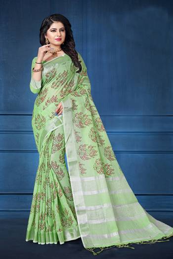 Grab This Pretty Printed Saree For Your Semi-Casuals. This Saree And Blouse Are Fabricated On Linen Beautified With Flaoral Prints All Over It, This Saree Is Light In Weight And Easy To Carry All Day Long