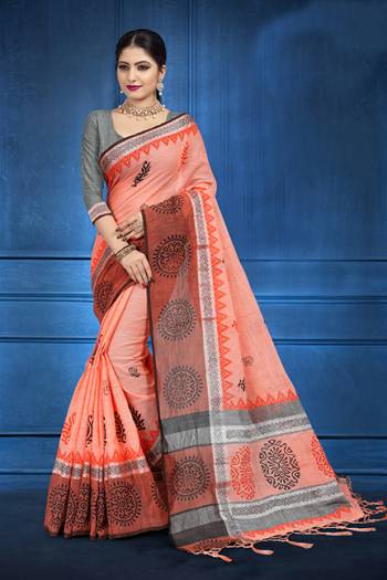 Grab This Pretty Printed Saree For Your Semi-Casuals. This Saree And Blouse Are Fabricated On Linen Beautified With Flaoral Prints All Over It, This Saree Is Light In Weight And Easy To Carry All Day Long