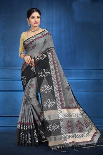 Grab This Pretty Printed Saree For Your Semi-Casuals. This Saree And Blouse Are Fabricated On Linen Beautified With Flaoral Prints All Over It, This Saree Is Light In Weight And Easy To Carry All Day Long