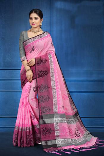 Add This Pretty Saree For your Semi-Casual Wear With Floral Prints All Over. This Saree And Blouse Are Fabricated On Linen Which Ensures Superb Comfort All Day Long