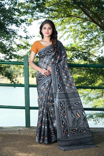 These Summer, Grab This Beautiful Printed Saree Which Is Light In Weight And Easy To Carry All Day Long. This Saree And Blouse are Fabricated On Handloom Cotton Beautified With Prints. 