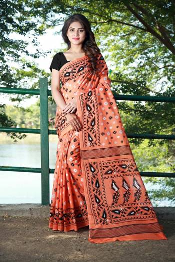 Beat The Heat With Some Casuals Wearing This Pretty Light Weight Saree Fabricated On Handloom Cotton. This Saree Is Beautified With Prints All Over And Plain Blouse. Buy Now.