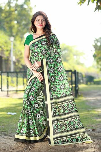 Beat The Heat With Some Casuals Wearing This Pretty Light Weight Saree Fabricated On Handloom Cotton. This Saree Is Beautified With Prints All Over And Plain Blouse. Buy Now.