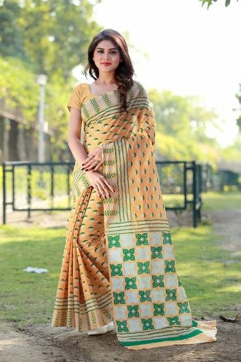 These Summer, Grab This Beautiful Printed Saree Which Is Light In Weight And Easy To Carry All Day Long. This Saree And Blouse are Fabricated On Handloom Cotton Beautified With Prints. 