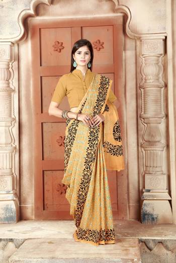 These Summer, Grab This Beautiful Printed Saree Which Is Light In Weight And Easy To Carry All Day Long. This Saree And Blouse are Fabricated On Handloom Cotton Beautified With Prints. 