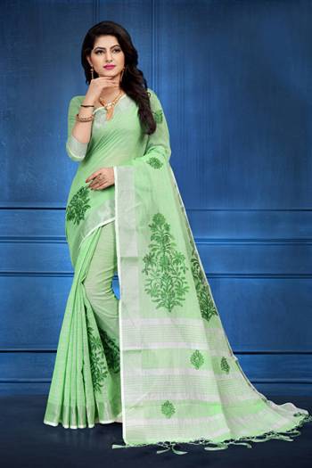 Add This Pretty Saree For your Semi-Casual Wear With Floral Prints All Over. This Saree And Blouse Are Fabricated On Linen Which Ensures Superb Comfort All Day Long