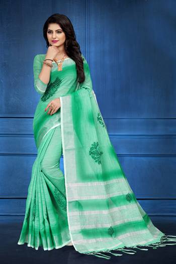 Add This Pretty Saree For your Semi-Casual Wear With Floral Prints All Over. This Saree And Blouse Are Fabricated On Linen Which Ensures Superb Comfort All Day Long