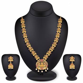 For A Queen Look, Here Is A Designer Royal Looking Necklace Set In Golden Color. This Necklace Set Can Be Paired With Heavy Ethnic Attire For More Enhanced Look. Buy Now