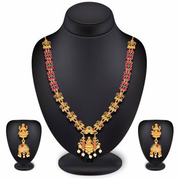 For A Queen Look, Here Is A Designer Royal Looking Necklace Set In Golden Color. This Necklace Set Can Be Paired With Heavy Ethnic Attire For More Enhanced Look. Buy Now