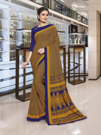 No More Worry For What To Wear At Your Place, Grab This Poly Cotton Fabricated Saree And Blouse Beautified With Prints All Over. This Saree Can Be Used As Uniform At Different Places Like Airports, Hospitals And Hotels