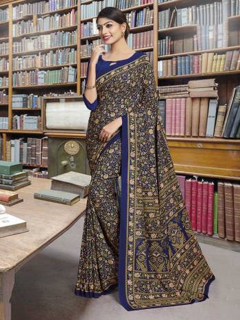 No More Worry For What To Wear At Your Place, Grab This Poly Cotton Fabricated Saree And Blouse Beautified With Prints All Over. This Saree Can Be Used As Uniform At Different Places Like Airports, Hospitals And Hotels