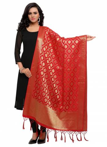 For A Proper Traditional Look, Pair Up Your Simple Attire With This Trendy Banarasi Art Silk Fabricated Dupatta. It Is Beautified With Weave All Over. Also It Is Light In Weight And Easy To Carry All Day Long 