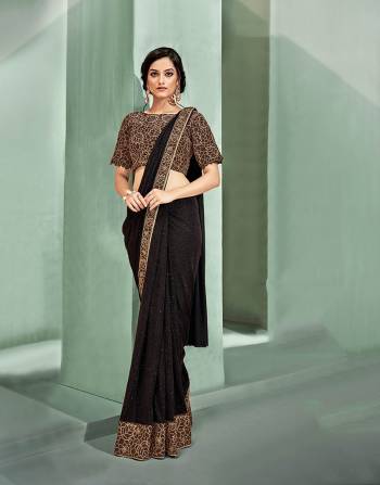 Quick and easy drape, a perfect touch of shimmer and glamourous hue, this pre-draped saree is a hassle-free style for your festivities. 