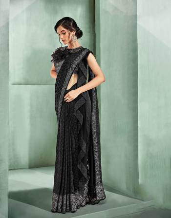 Why just stop at one when you can experiment with two. This versatile dual pallu saree can be draped in two different ways. Let your style speak. 