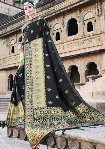 You Will Definitely Earn Lots Of Compliments In This Rich And Elegant Silk Based Saree, This Banarasi Art Silk Fabricated Saree And Blouse are Beautified With Weave Giving It An Attractive Look