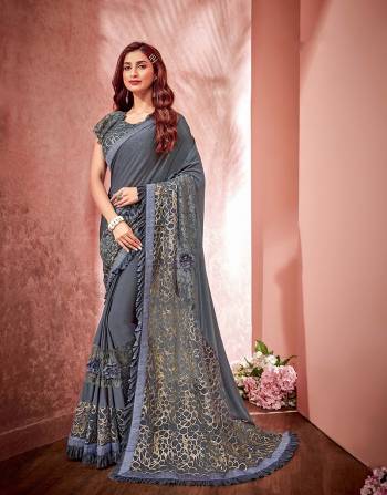 Up the ante and increase the drama with this bold and loud amalgamation of floral and geometrical design. Go for a half-falling pallu drape to look mesmerizing. 