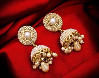 Grab This Very Pretty Pair Of Jhumka In Golden Color Beautified With Pearl Work. This Pretty Set Can Be Paired With Any Colored Ethnic Attire. Buy This Now.