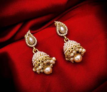 Grab This Very Pretty Pair Of Jhumka In Golden Color Beautified With Pearl Work. This Pretty Set Can Be Paired With Any Colored Ethnic Attire. Buy This Now.