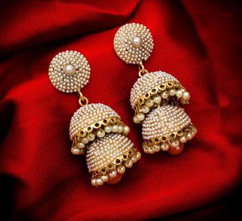 Grab This Very Pretty Pair Of Jhumka In Golden Color Beautified With Pearl Work. This Pretty Set Can Be Paired With Any Colored Ethnic Attire. Buy This Now.