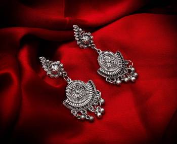 Here Is A Beautiful Collection For This Navratri With This Pretty Pair Of Earrings. It Is Light In Weight And Easy Can Be Paired With Any Colored Attire. Buy This Pretty Piece Now.