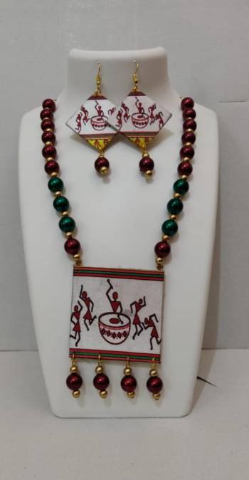 Grab This Unique Styled Necklace Set For This Navratri Festive In Multi Color. This Pretty Set Is Made Of Wood and Mix Metal Beautified With Prints And Bead Work. You Can Pair This Up With Any Contrasting Colored Attire. Buy Now.