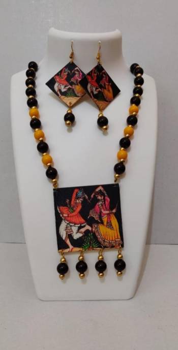 Grab This Unique Styled Necklace Set For This Navratri Festive In Multi Color. This Pretty Set Is Made Of Wood and Mix Metal Beautified With Prints And Bead Work. You Can Pair This Up With Any Contrasting Colored Attire. Buy Now.