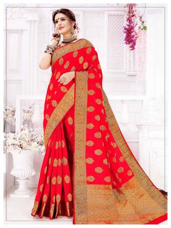 Adorn the Angelic Look Wearing This Beautiful And Attractive Looking Red Colored Saaree. This Saree And Blouse are silk Based Which Gives A Rich look And Also It Is Beautified With Heavy Weave Giving An Enhnaced Look To It. 