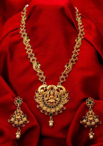 Give An Enhanced Look To Your Personality By Pairing Up This Beautiful Necklace Set With Your Ethnic Attire. This Pretty Set Is In Golden Color Beautified With Stone And Pearl Work. Buy Now.