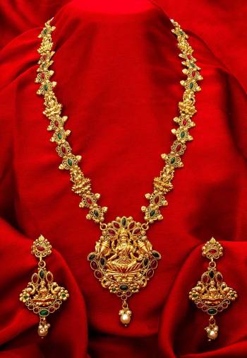 Buy This Heavy Necklace Set For The Upcoming Wedding Season. Pair This Up With Your Heavy Ethnic Attire And As It Is In Golden Color, It Can Be Paired With Any Colored Attire. Buy Now?