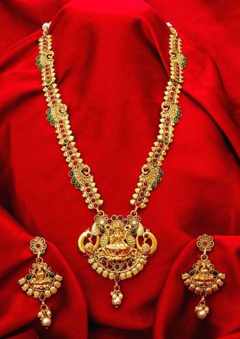 Buy This Heavy Necklace Set For The Upcoming Wedding Season. Pair This Up With Your Heavy Ethnic Attire And As It Is In Golden Color, It Can Be Paired With Any Colored Attire. Buy Now?