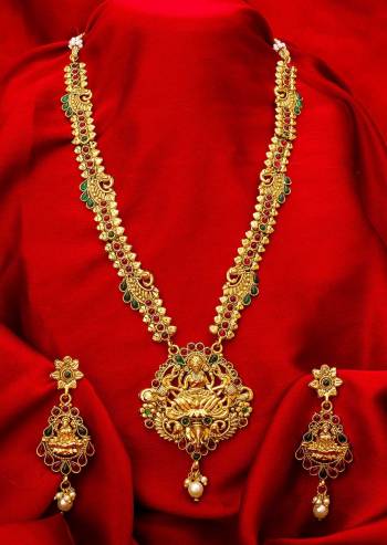 Give An Enhanced Look To Your Personality By Pairing Up This Beautiful Necklace Set With Your Ethnic Attire. This Pretty Set Is In Golden Color Beautified With Stone And Pearl Work. Buy Now.