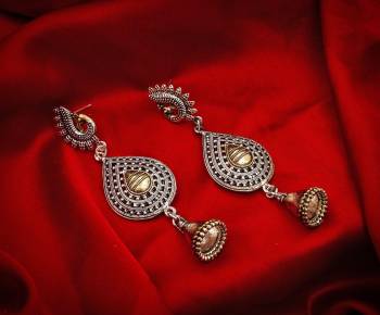 Grab This Rich and Elegant Looking Set Of Earrings In Silver Color Which Can Be Paired With Any colored Attire. It Is Light In Weight And Easy To Carry All Day Long.