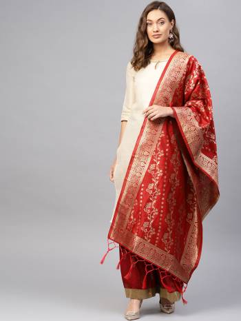 For A Proper Traditional Look, Pair Up Your Simple Attire With This Trendy Banarasi Art Silk Fabricated Dupatta. It Is Beautified With Weave All Over. Also It Is Light In Weight And Easy To Carry All Day Long