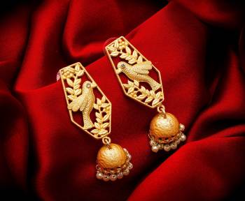 Grab This Beautiful Trending Earrings Set In Golden Color To Pair?Up With Any Colored Traditional Attire. These Are Light In Weight And Easy To Carry All Day Long. Buy Now