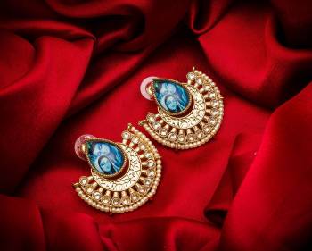 For An Attractive Look, Pair up This Beautiful Pair Of Earrings In Golden Color Which Can Be Paired With Any Colored Ethnic Attire. It Is Light In Weight And Easy To Carry All Day Long.