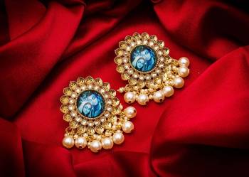 For An Attractive Look, Pair up This Beautiful Pair Of Earrings In Golden Color Which Can Be Paired With Any Colored Ethnic Attire. It Is Light In Weight And Easy To Carry All Day Long.