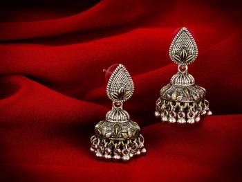 Give A Traditional Touch To Your Look With Pairing This Beautiful?Pair Of Jhumka In Silver Color. This Pretty Pair Can Be Paired With Any Colored Attire Which Give An Enhanced Look To Your Personality