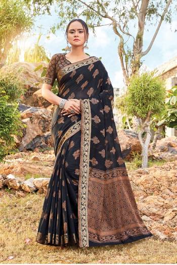 For Your Semi-Casuals, Grab This Saree In Black Color Paired With?Black Colored Blouse. This Saree And Blouse Are Fabricated On Handloom Cotton Which Is Durable, Light Weight And Easy To Carry All Day Long