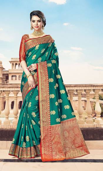 Flaunt Your Rich And Elegant Taste In This Elegant Looking Pine Green Colored Saree. This Saree Is Fabricated On Handloom Cotton Silk Paired With Jacquard Silk Fabricated Blouse. It Is Beautified With Weave Giving An Enhanced Look.