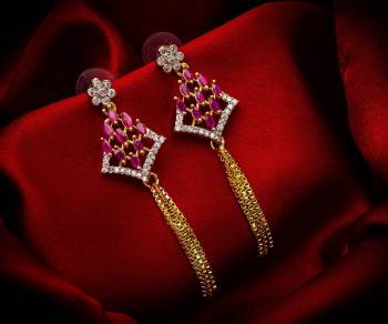 Here Is A Very Pretty Pair Of Delicate And Elegant Looking Earring Set In Golden Color. It Has Pretty Unique pattern With Attractive Diamond Work. You can Pair This Even With Simple Attire As Well As A Heavy One. This Pretty Evergreen Design Compliments Any Kind Of Attire You Wear.?