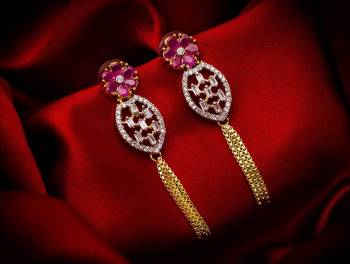 Here Is A Very Pretty Pair Of Delicate And Elegant Looking Earring Set In Golden Color. It Has Pretty Unique pattern With Attractive Diamond Work. You can Pair This Even With Simple Attire As Well As A Heavy One. This Pretty Evergreen Design Compliments Any Kind Of Attire You Wear.?