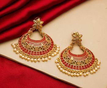 Here Is A Lovely Designer Patterned Earrings Set To Pair Up With Your Heavy Ethnic Wear. This Pretty Pair Is Light In Weight And Easy To Carry Throughout The Gala. 