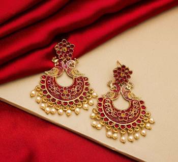 Here Is A Lovely Designer Patterned Earrings Set To Pair Up With Your Heavy Ethnic Wear. This Pretty Pair Is Light In Weight And Easy To Carry Throughout The Gala. 