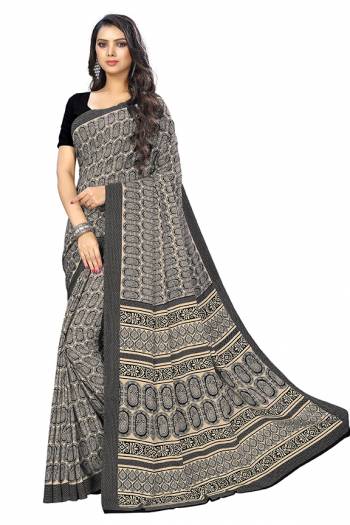 For Your Casuals Or Semi-Casuals, Grab This Light Weight Printed Saree Fabricated On Crepe. Its Fabric IS Soft Towards Skin And Ensures Superb Comfort All Day Long. Buy Now