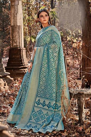 Rich And Elegant Looking Cotton Based Saree Is Here In Light Blue Color .This Saree Is Fabricated on Cotton Brasso Paired With Art Silk Fabricated Blouse. Buy This Pretty Saree Now.