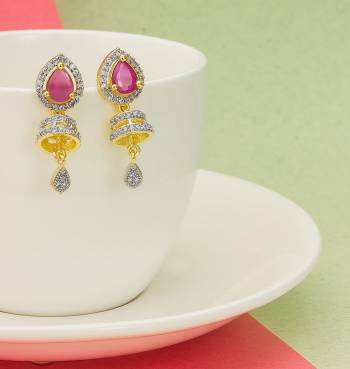 Here Is A Lovely Patterned Designer Earrings Set Is Here In Golden?Color Beautified With Attractive Diamond Work. It IS Pretty Light Weight And Easy To Carry Throughout The Gala. Buy Now.